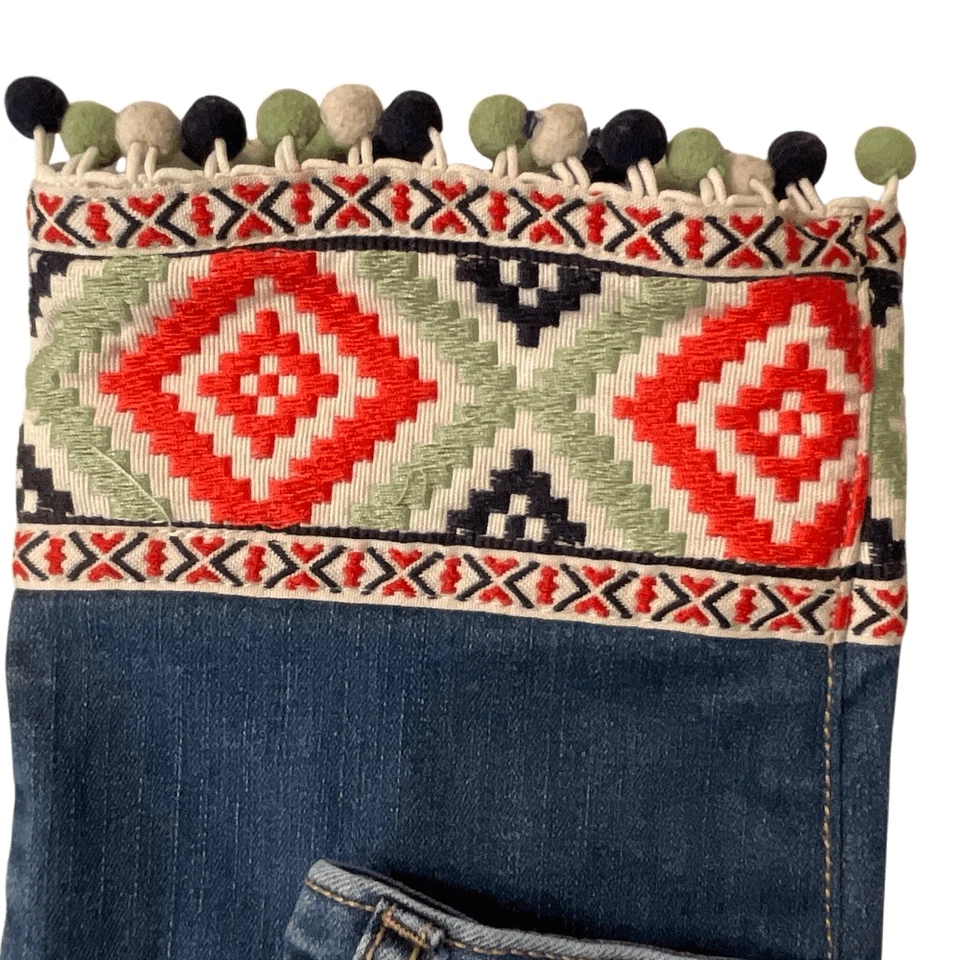 Pantalones de mezclilla para mujer Crown & Ivy bordados con puños Foto 4 de 4