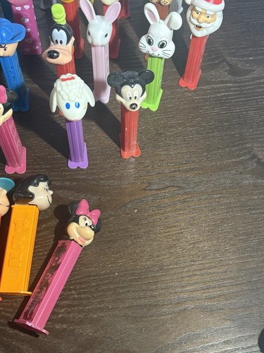 Riesiges Set mit 60 Pez Spendern Halloween Ostern Disney Snoopy Charlie Brown & Mor - Bild 12 von 12