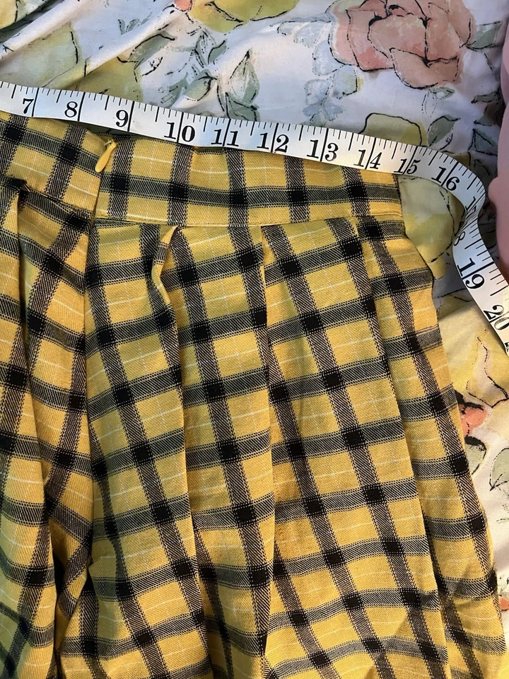 Muñecas, matar, tamaño despistado, pequeño traje amarillo a cuadros, trucos y golosinas Foto 2 de 4