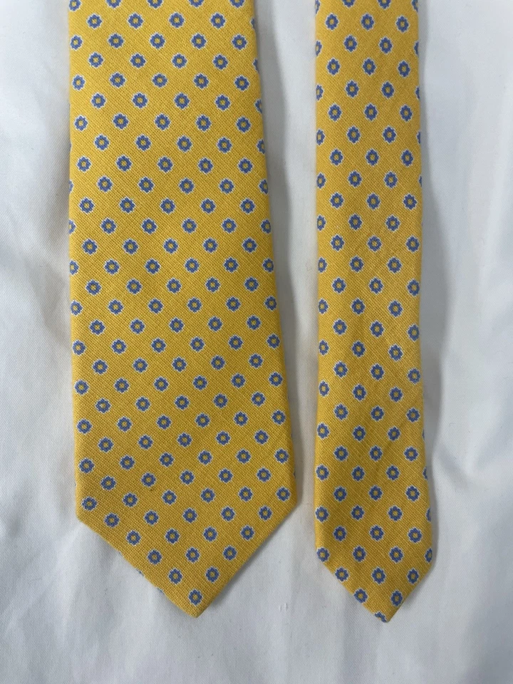 Corbata Kiton de algodón/lino amarillo floral 7 pliegues para hombre Foto 2 de 4