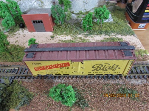 HO SCALE 40' BOX REFER BLATZ MILWAUKEE COUPLERS, HOOK HORN COUPLERS - Picture 3 of 3