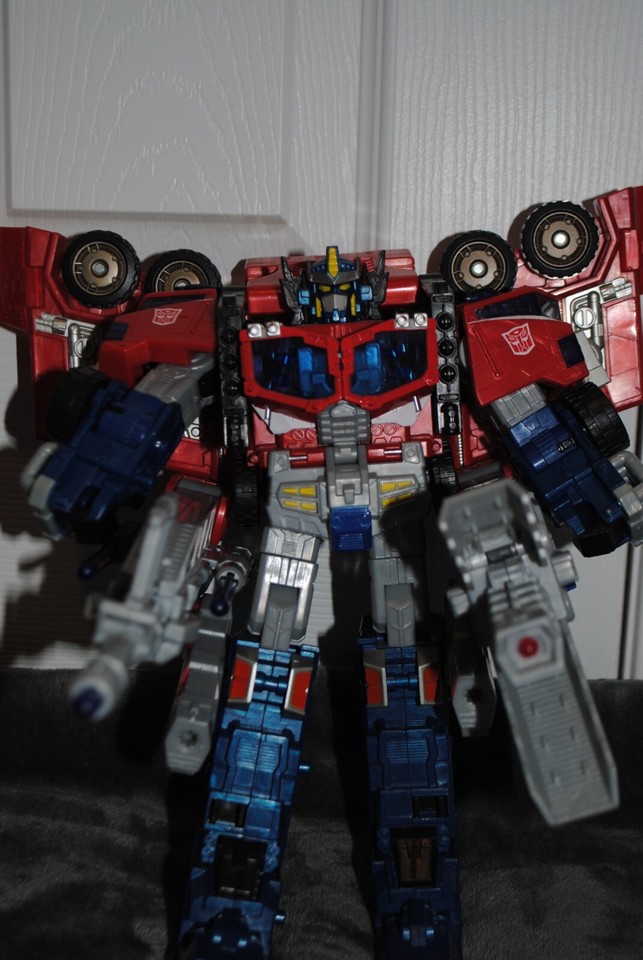 TR02 Commander of Stars Cybertron TRANSFORMERS Rollout SIEGE Optimus