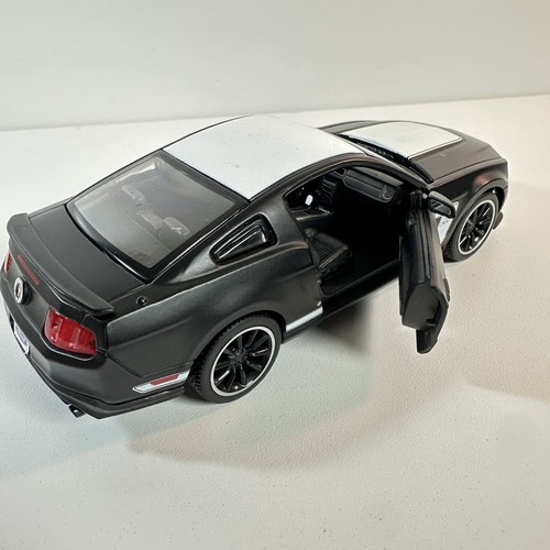 2012 FORD MUSTANG BOSS 302 HARDTOP BLACK 1/24 DIECAST CAR SHOWCASTS 38269BK - Picture 6 of 10