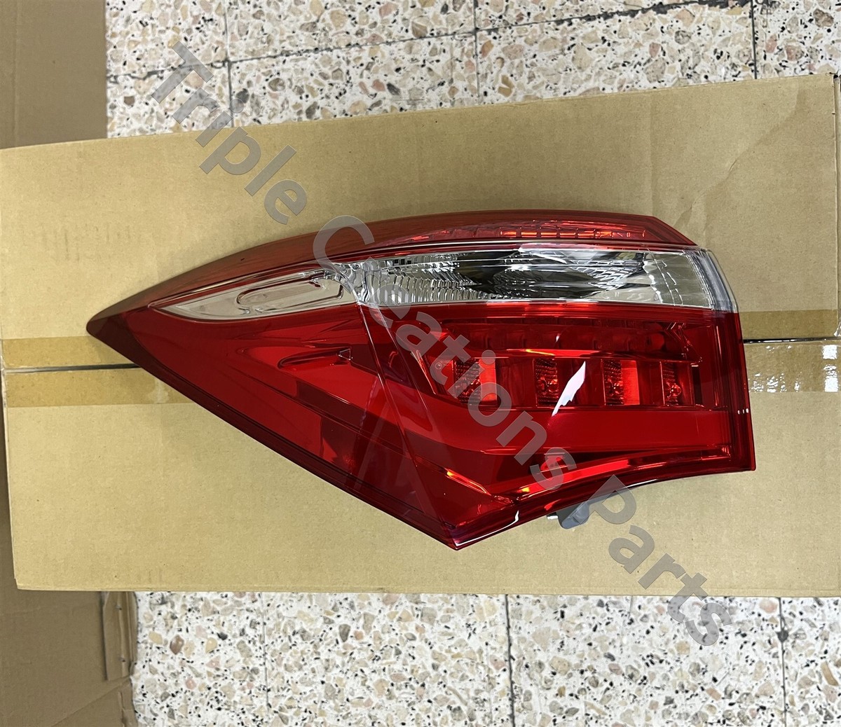 赤いガラスセール TOYOTA GENUINE OEM 81561-02780 LENS & BODY, REAR COMBINATION