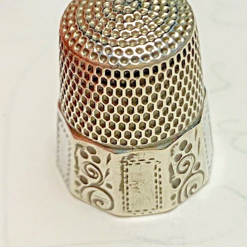 Vintage Sterling Thimble ( Simons Bros Co. ) . ID. Number 675 - Picture 3 of 3