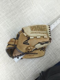 Guanto da baseball Easton NES 125 Natural Elite 12,5" per lanciatori destrorsi