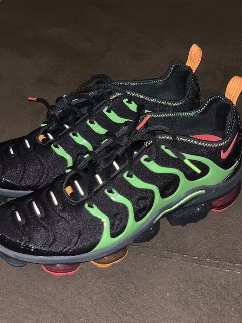 lime green black and white nike air max