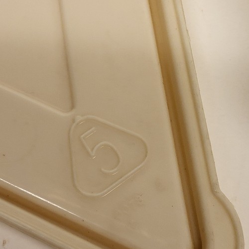 Rubbermaid Pie Slice Container with Almond Lid - Picture 4 of 6