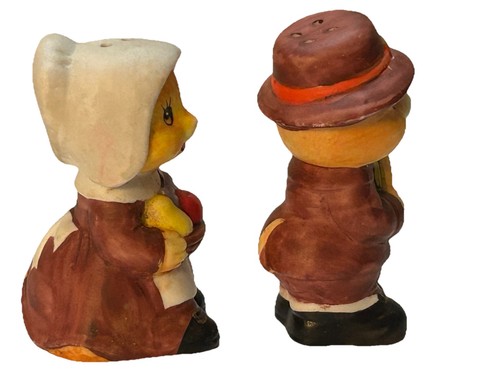 Vintage Russ Thanksgiving Ceramic Pilgrim Bear Salt and Pepper Shakers - Picture 4 of 9