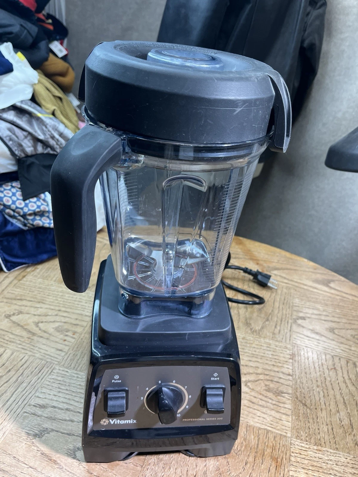 Vitamix Professional Series 300 Onyx VM0158 - 64oz EUC
Opens in a new window or tab