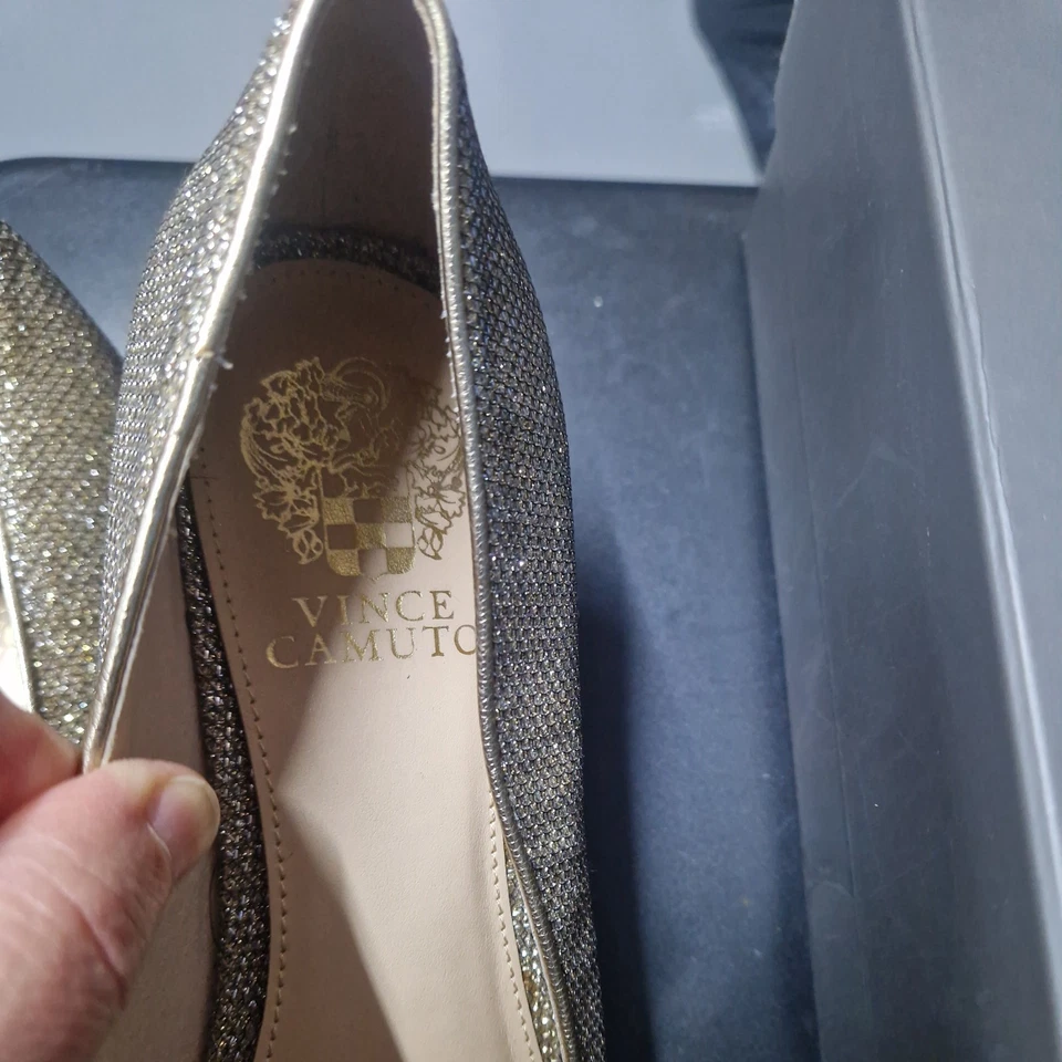 VINCE CAMUTO SIGNATURE BRAYDEE GOLD COMB GLITTER FLATS Size UK 7.5/ US 9 - Image 3 of 4