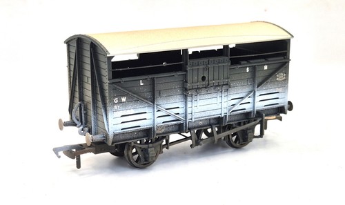 Bachmann 37-711Z 8T Cattle Wagons in GWR Livery 3Pk Weathered Hereford Exclusive - Picture 5 of 5