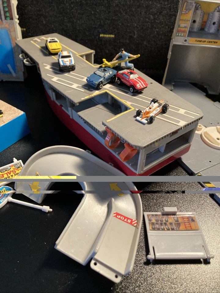 Galoob 1988 Micro Machines Super City Toolbox Playset Incomplete W/cars Figures - Image 3 of 4