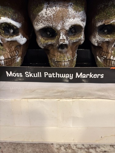 Halloween Scary Moss Skull Pathway Markers LED Illuminated Sound Activated NIB - Picture 6 of 17