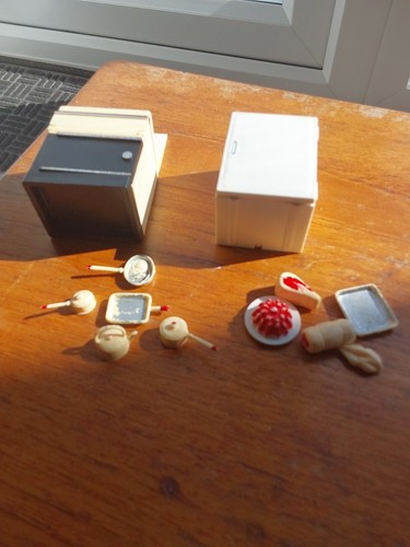 Dolls HouseKitchen Appliances + Coffee table + Piano +play pen - Picture 7 of 18