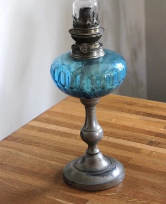 ANCIENNE Lampe à Pétrole VINTAGE Pied En Etain Réservoir Verre bleu et son tube - Photo 1/3