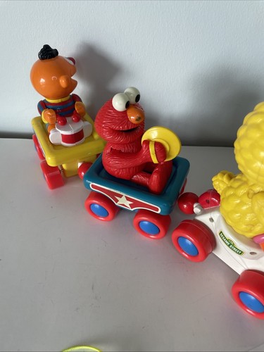 Vintage Sesame Street Big Bird Band/Train Pull Toy with Elmo Ernie Tested Works - Picture 3 of 5
