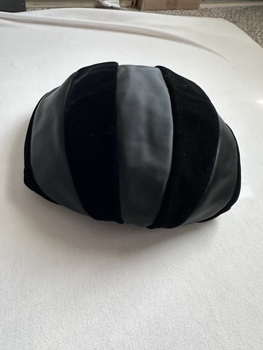 Vintage 1950s Lilly Dache Dachettes Black Satin Velvet Pillbox Hat Bow - Picture 3 of 11