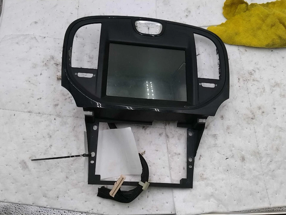 Pantalla de infoentretenimiento usada se adapta a: pantalla Chrysler 300 2014 8,4`` grado A Foto 4 de 4