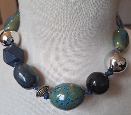 VINTAGE STATEMENT Ceramic/Wood Bead Blue/Silver Necklace Silver Tone RETRO. - Picture 1 of 13