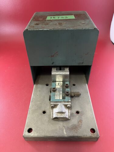 HYDRAULIC FOOT PEDAL WITH GUARD ENCLOSURE 5631-03-02 - Imagen 2 de 5