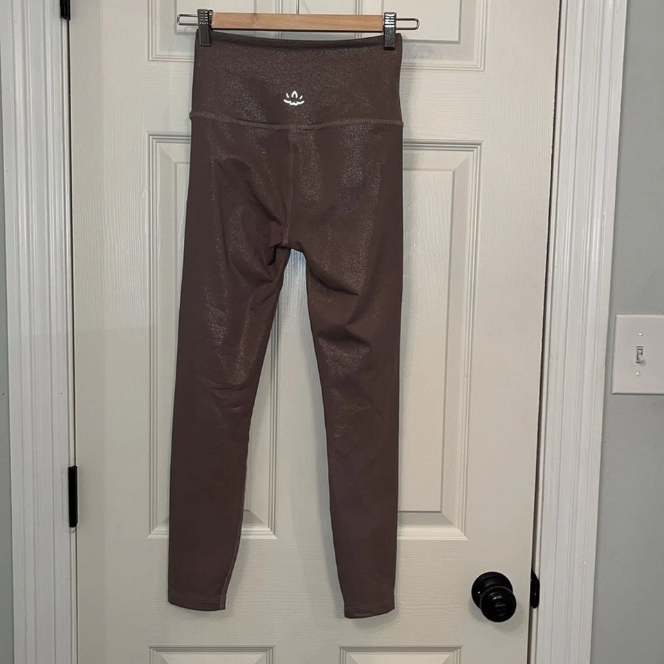 Beyond Yoga Gold Stardust Foil SoftShine High Waisted Midi Tights Sz L Athletic - Image 4 of 4