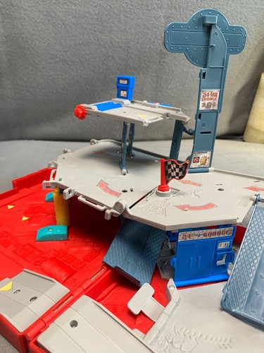 Matchbox Pop Up Adventure Playset Auto Center 2005 - Picture 5 of 12