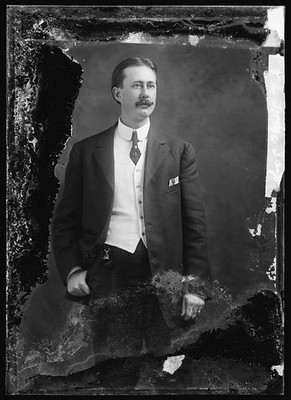Photo:F.E. Hodge Portrait Man in Suit 1905-1909