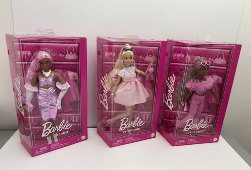 Barbie Deluxe Style Set mit 3 Modepuppen, Puppen in Barbiecore Outfits #1, 3, 4 - Bild 1 von 21