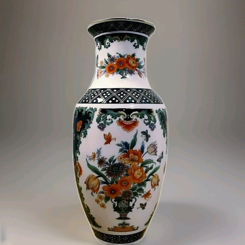 CHINESE VASE fine porcelain floral pattern & gold gild Detail white & navy blue  - Picture 1 of 4