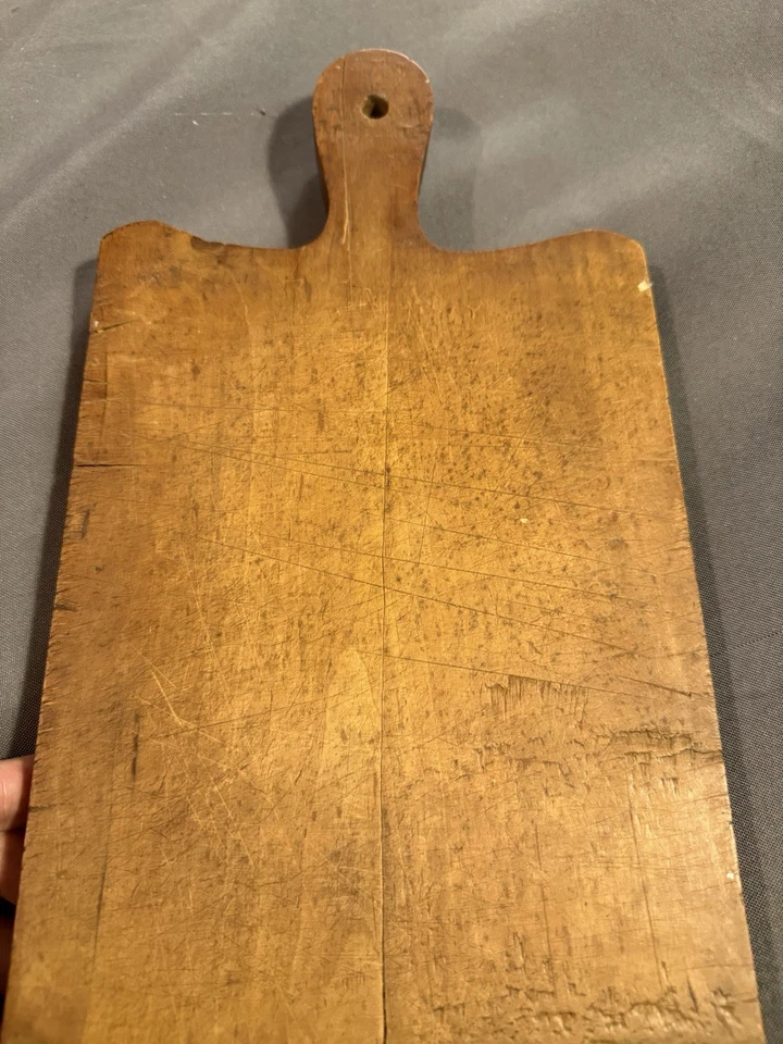 Tabla de cortar antigua Country Primitive de arce con figura Foto 3 de 4
