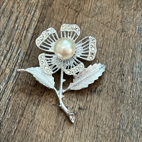 Broche Flor Estrás Sarah Coventry De Colección con Centro Perla Tono Plateado - Imagen 1 de 7