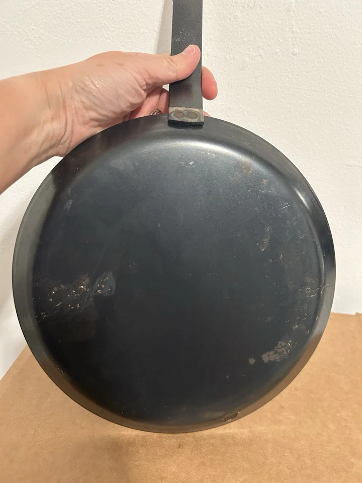 Sartén para crepé tortilla de acero al carbono mineral B De Buyer 9,5” tiene algunas manchas de óxido Foto 4 de 4