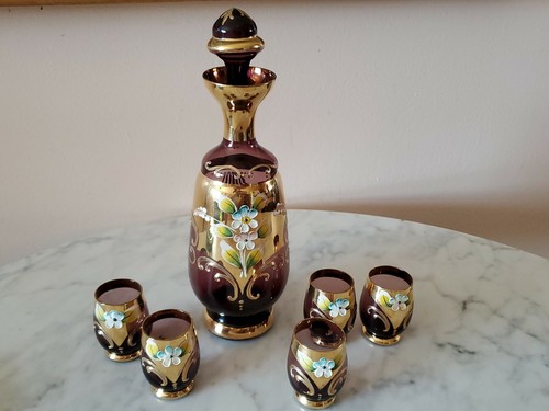 Böhmische lila Glas Karaffe mit 5 Tassen Gold verkrustet & emailliert Blumen - Bild 1 von 12