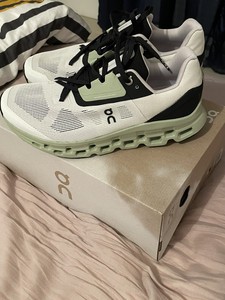 On Running CloudStratus White/black Size 8