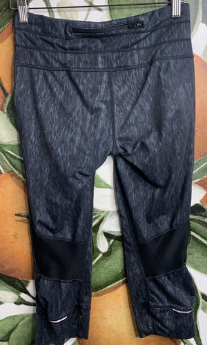 ATHLETA Pequeño Reptil Relé Capri Leggings Recortados Gris Pedernal - Imagen 3 de 5