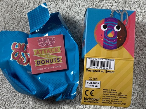 Llavero de vinilo Kidrobot rosquilla de chocolate Attack of the Donuts Yummy World 2/24 - Imagen 3 de 3