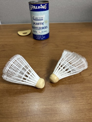 VINTAGE SPALDING CARLTON SET OF 4 PLASTIC SHUTTLECOCKS MADE IN ENGLAND -ORIG CAN - Picture 8 of 13
