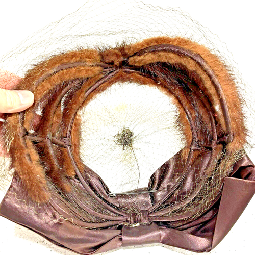 Diadema sombrero fascinador de piel de visón red caoba marrón satinado lazo mediados de siglo - Imagen 7 de 8