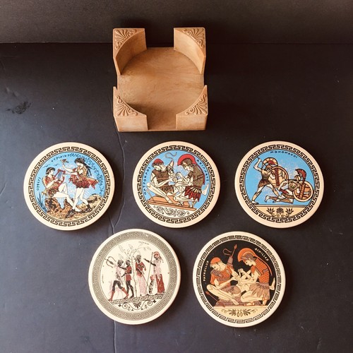 Juego de 5 Posavasos de Piedra Vintage con Diseño Griego en Soporte de Madera 3 1/2" - Imagen 3 de 6