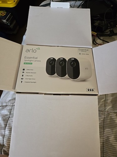 Arlo Essential VMC2330W-100NAS  Wire-Free Spotlight 3 HD Security Cameras  - Picture 1 of 5