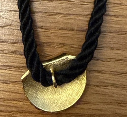 Collar gargantilla concha tono dorado vintage de Elizabeth Arden - Imagen 6 de 7