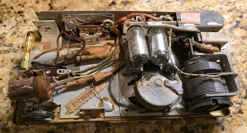 Vintage Emerson Radio Model 508 Portable Battery Operated Tube-1940's. - Picture 3 of 13