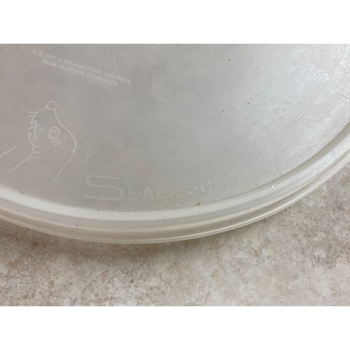 Tupperware Hecho en EE. UU. 5,75" y 9" Tapas Tupperware Usadas - Imagen 7 de 7