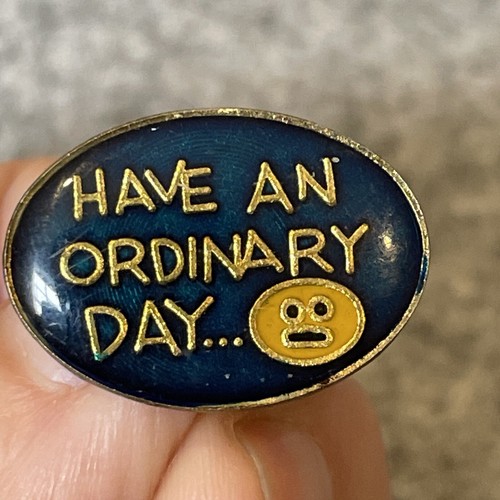 Tener un día ordinario cara sonriente sonrisa plana ovalados globos de ojos sombrero de colección prendedor de solapa - Imagen 4 de 12