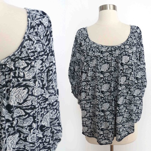Lucky Brand size MEDIUM blue and white floral print blouse top loose-fit batwing