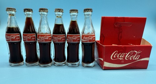 Paquete de 6 botellas vintage Coca Cola MINIATURA rojas blancas tapa algunas llenas - Imagen 7 de 11