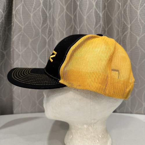 Gorra XYZ bordada en oro sobre tela negra malla dorada puntada superior cierre a presión - Imagen 8 de 12