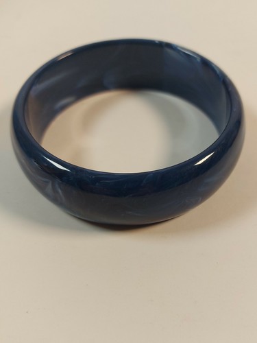 Brazalete de plástico azul y blanco mármol - Imagen 2 de 9