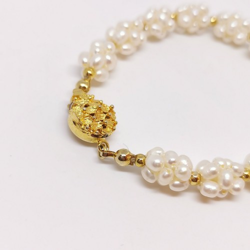 Vintage Cluster tennis Bracelet. Faux Pearls. Unusual Clasp. Glamour. - Picture 4 of 5